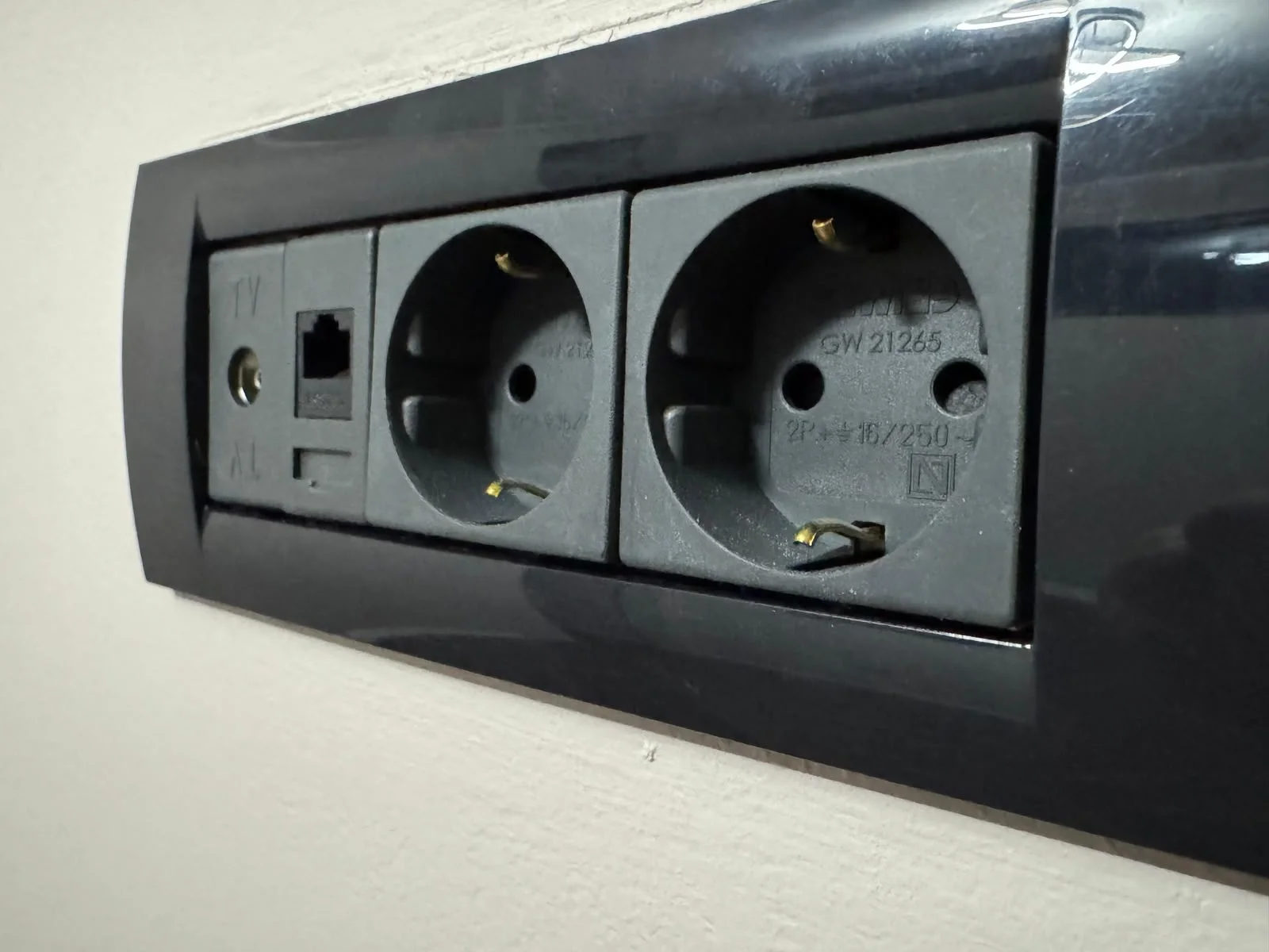 Hală și Depozit Mașini de Lux Chitila – Instalații Electrice și Sisteme de Securitate AI